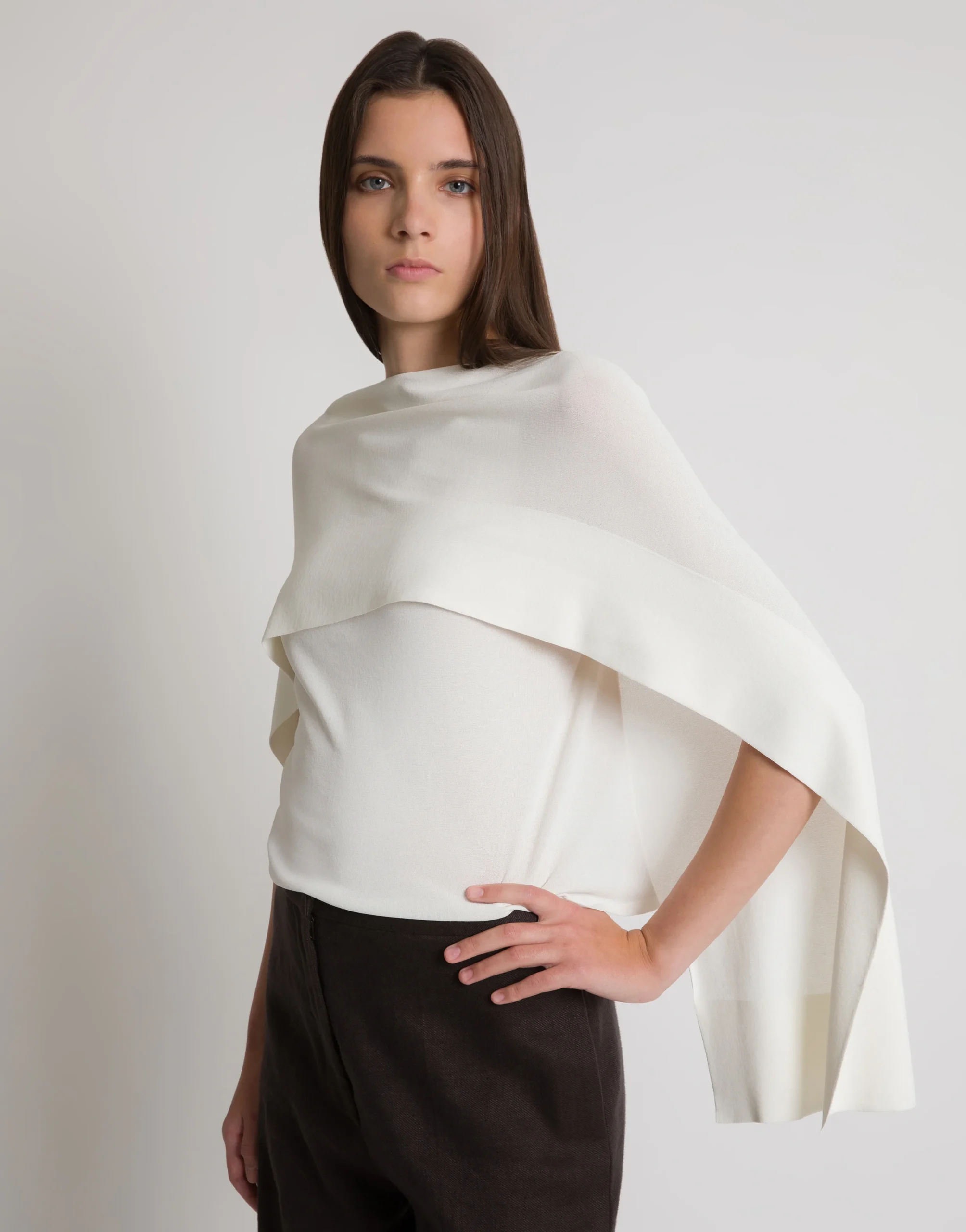 Top in maglia con maniche a mantellina - immagine 2
