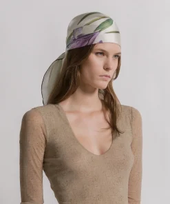 Alternative view of Foulard in seta con stampa a cardo